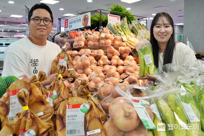 제타플렉스 잠실점 농산매장에서 K-품종 농산물과 상생 다다기오이를 홍보하고 있는 채소팀 MD들 / 2024.08.09 (출처: 롯데쇼핑)