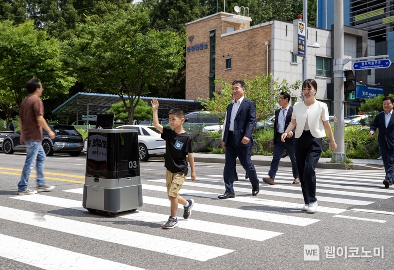 현대차∙기아는 9일(금) 경기도 의왕시 부곡파출소 앞 횡단보도에서 자율주행 배송로봇의 횡단보도 주행 실증 시연에 성공하며 로봇 지능 사회(Robot Intelligence Society)에 한발 다가섰음을 알렸다. / 2024.08.09 (출처: 현대차기아)