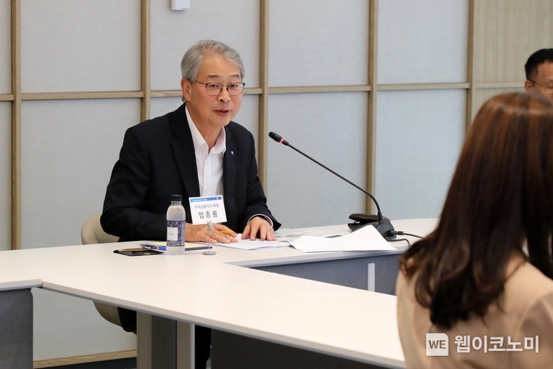 우리금융그룹 임종룡 회장이 지난 8일 여의도 우리투자증권 본사에서 열린 애널리스트 대상 간담회에서 기업가치 제고 계획을 발표하고 있다. / 2024.08.11 (출처: 우리금융그룹)