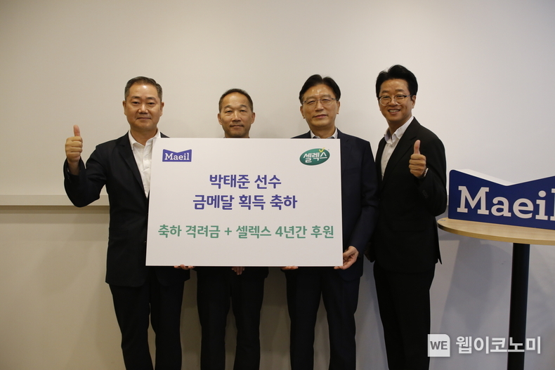 12일, 매일유업 본사에서 파리올림픽 박태준 선수의 부친인 박옥천 씨(왼쪽에서 두번째)에게 금메달 축하격려금과 셀렉스 제품 전달식을 진행했다. / 2024.08.12 (출처: 매일유업)