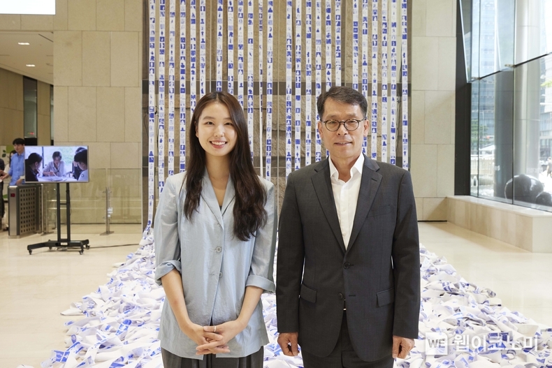 사진은 12일 서울 중구 을지로 기업은행 본점에서 김성태 IBK기업은행장(오른쪽)과 조현서 작가(왼쪽)가 기념 촬영을 하고 있는 모습 / 2024.08.12 (출처: IBK기업은행)