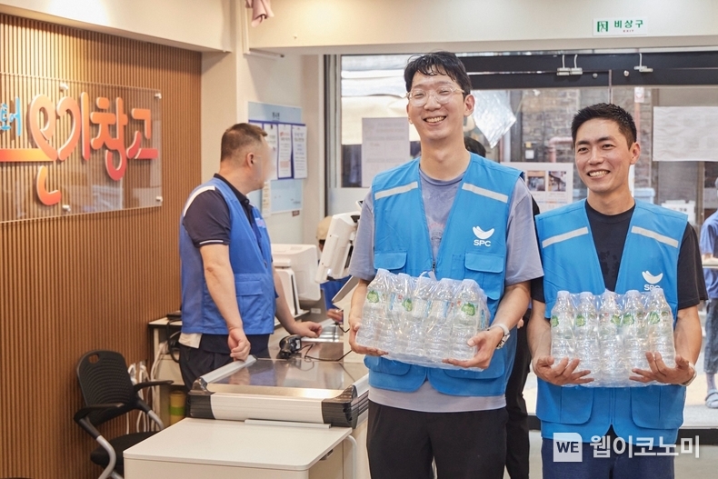 12일 서울 용산구 서울역쪽방상담소가 운영하는 나눔스토어 ‘온기창고’에서 SPC그룹 임직원들이 생수를 전달하고 물품 정리 봉사활동을 진행하고 있다. / 2024.08.13 (출처: SPC그룹)