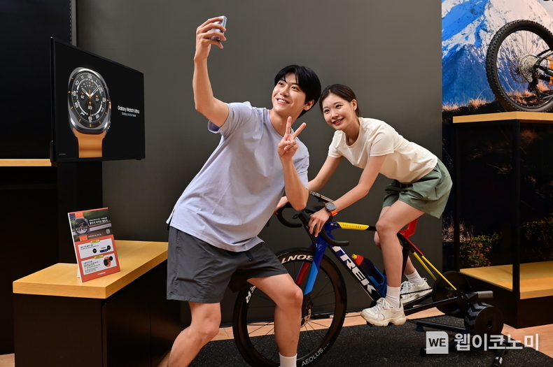 삼성전자와 '트렉 바이시클'의 협업으로 진행되는 '울트라 라이딩 챌린지'에서 사이클 운동에 최적화된 '갤럭시 워치 울트라'를 체험하는 모습 / 2024.08.13 (출처: 삼성전자)