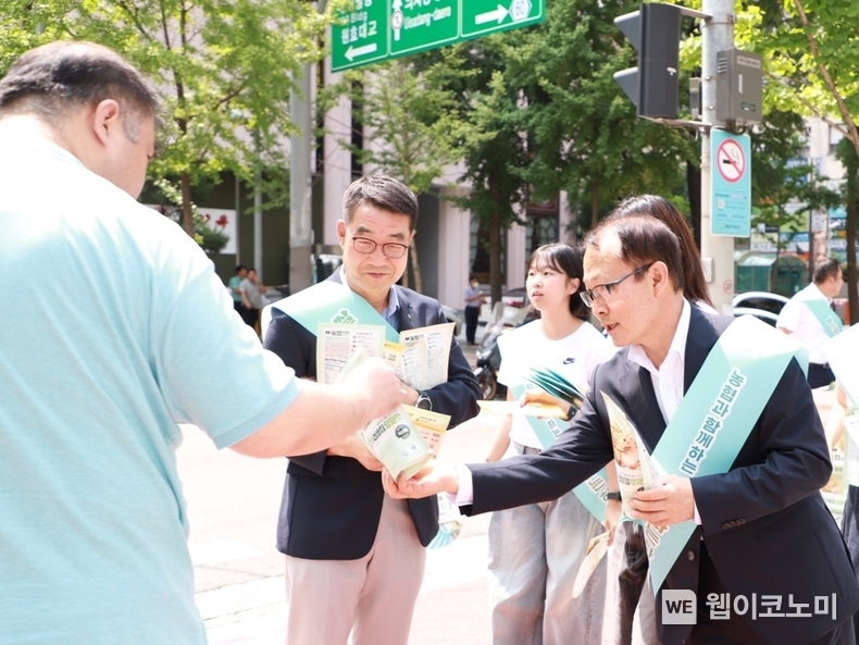 12일 여의도 농협재단 앞에서 여영현 농협 상호금융대표이사가 시민에게 우리쌀로 만든 간식을 나눠주고 있다. / 2024.08.13 (출처: 농협상호금융)