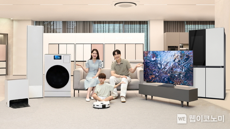 삼성전자 모델들이 삼성스토어 대치에서 AI 가전 150만 대 돌파를 기념하며 다양한 AI 가전을 소개하고 있다. / 2024.08.15 (출처: 삼성전자) 