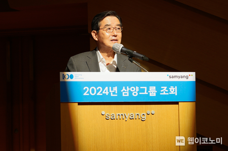 김윤 회장이 19일 판교 삼양디스커버리센터에서 개최한 그룹 조회에서 상반기 경영 성과와 하반기 전략 방향에 대해 직원들에게 설명하고 있다. / 2024.08.19 (출처: 삼양그룹)