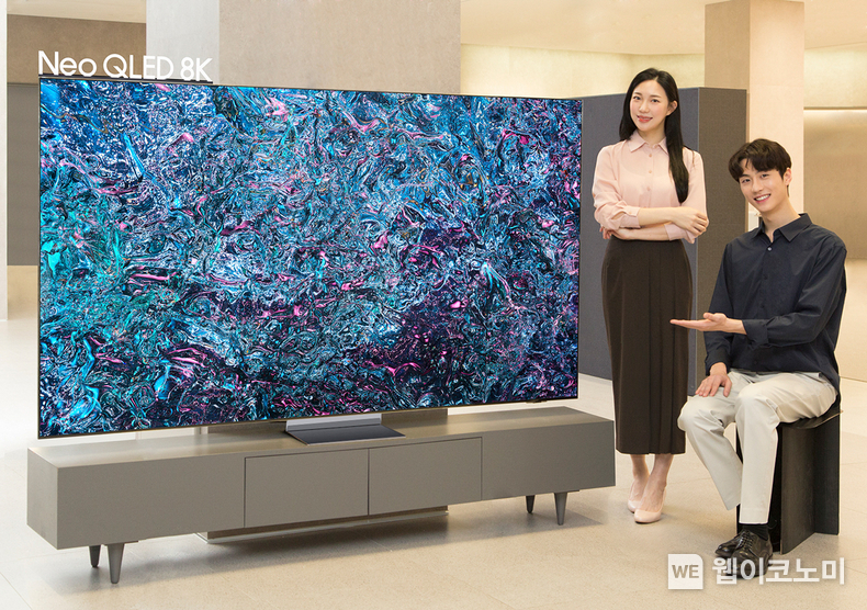 삼성전자 모델이 Neo QLED 8K를 소개하고 있다. / 2024.08.19 (출처: 삼성전자)