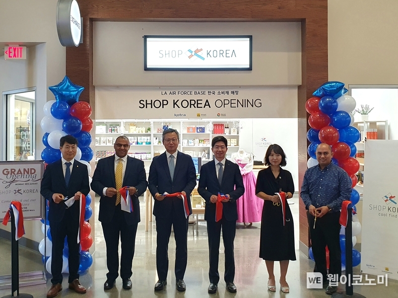 KOTRA(사장 유정열)가 8월 19일 미국 캘리포니아 로스앤젤레스 공군기지에서 한국 소비재 상설판매장인 ‘SHOP KOREA’ 개점식을 진행하고 있다. (왼쪽부터) 최광우 전라남도 미주사무소장, Omar Sadek Phanlax Group CEO, 김영완 주로스앤젤레스 총영사, 박근형 KOTRA 로스앤젤레스무역관장, 이영아 경상남도 미주사무소장, Leo Aguado Los Angeles Air Force Base Business Services Manager. / 2024.08.20 (출처: KOTRA)