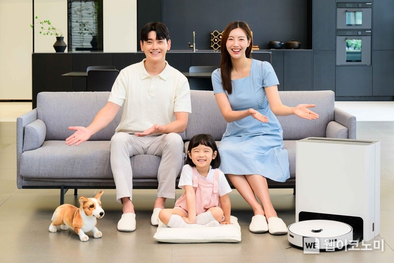삼성전자 모델들 스마트 포워드를 통해 물걸레 자동 세척 로봇청소기 '비스포크 AI 스팀'에 적용된 '스팀집중모드'를 소개하고 있다. / 2024.08.21 (출처: 삼성전자)
