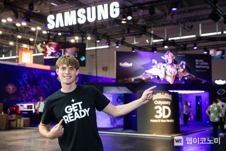 삼성전자 모델이 독일 쾰른에서 열린 '게임스컴 2024(Gamescom 2024)'에서 삼성전자 부스를 소개하고 있다. / 2024.08.21 (출처: 삼성전자)
