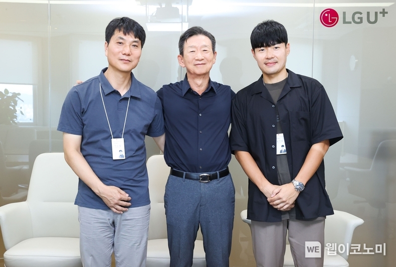 LG유플러스 황현식 사장(가운데)이 프랑스 파리에서 진행한 국제 스포츠 대회에서 방송 중계를 담당한NW부문 이동일 방송중계팀 책임(왼쪽)과 송다슬 방송중계운영파트 선임을 만나 격려하는 모습. / 2024.08.22 (출처: LG유플러스)