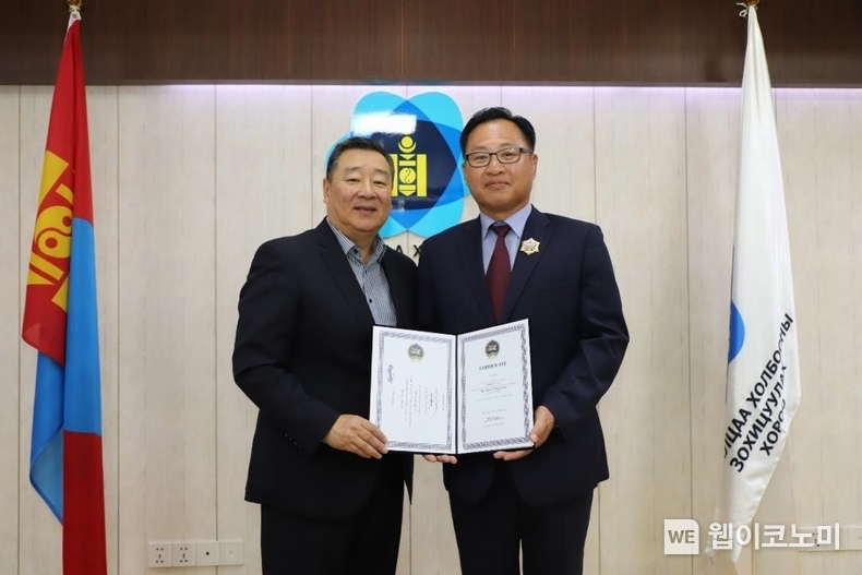 심장섭 KAIST 전산학부 초빙교수가 몽골 울란바토르에서 현지 시각으로 22일 몽골 정부가 외국인에게 수여하는 몽골 최고등급의 훈장인 ‘북극성 훈장’을 받았다.(왼쪽부터) 친조릭 곤치그 몽골 통신규제위원회 위원장, 심장섭 초빙교수 / 2024.08.23 (출처: KAIST)
