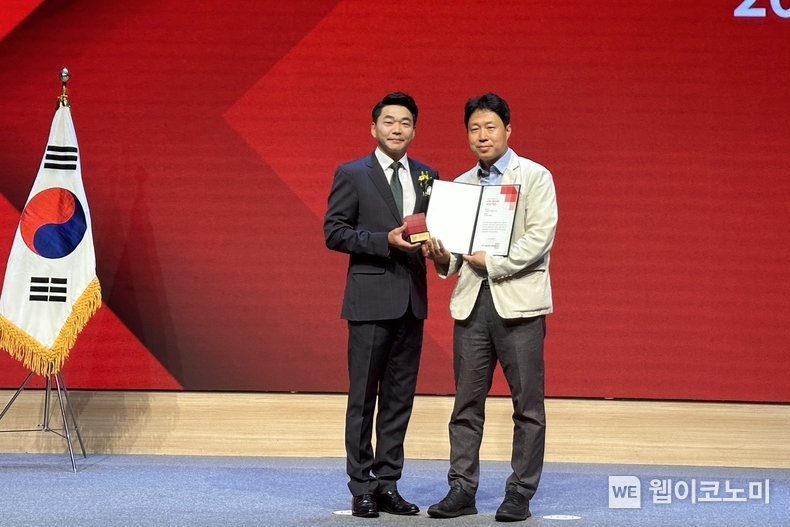 ‘ICT AWARD KOREA 2024’ 시상식에서 상장을 수여 받은 후 기념 촬영을 하고 있다. 왼쪽부터 디지털인사이트 류호현 대표, 연구개발특구진흥재단 전산정보화 김원우 팀장 / 2024.08.23 (출처: 연구개발특구진흥재단)