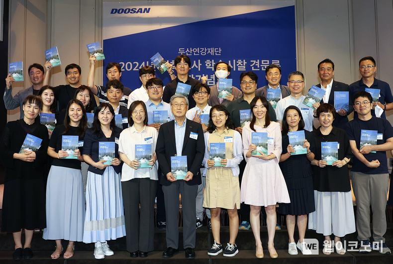 박용현 두산연강재단 이사장(첫째 줄 왼쪽 다섯 번째)이 과학교사 학술시찰 견문록의 출간을 축하하며 교사들과 함께 기념 촬영을 하고 있다. / 2024.08.25 (출처: 두산)