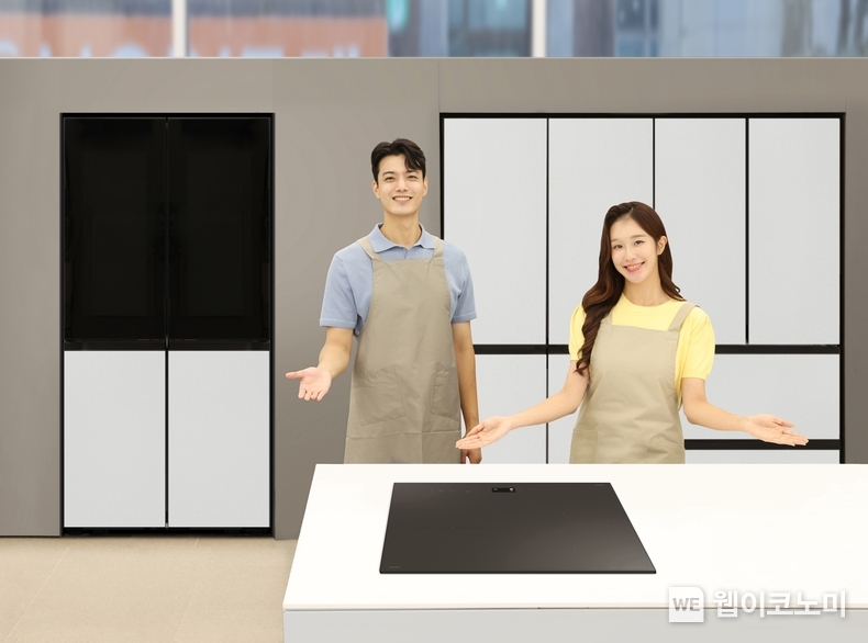 삼성전자 모델이 소비자에게 큰 호응을 얻고 있는 '비스포크 AI 하이브리드'와 '비스포크 AI 인덕션 인피니트 라인'을 소개하고 있다. / 2024.08.25 (출처: 삼성전자)