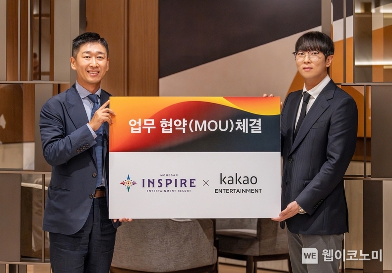23일 모히건 인스파이어 엔터테인먼트 리조트에서 열린 업무협약식에 참석한 모히건 인스파이어 첸 시 대표(좌측)와 카카오엔터테인먼트 장윤중 대표(우측)의 모습 / 2024.08.26 (출처: 카카오엔터테인먼트)