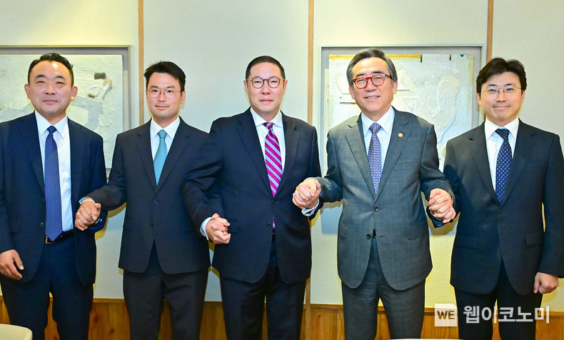 조현상 HS효성 부회장이 26일 아시아태평양경제협력체(APEC) 기업인자문위원회(ABAC) 신규 위원으로 선임됐다. 조현상 HS효성 부회장(왼쪽에서 세번 째)과 조태열 외교부 장관(오른쪽에서 두번 째) / 2024.08.26.(출처: HS효성)