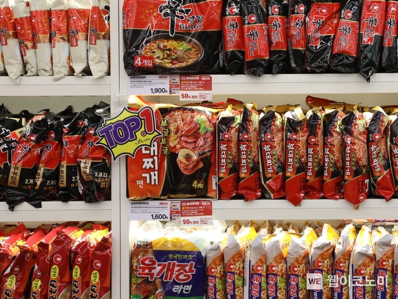 농심 보글보글 부대찌개면 CU 라면 라이브러리 진열 이미지.JPG, 농심 보글보글 부대찌개면 제품 이미지 /2024.08.27 (출처: 농심)