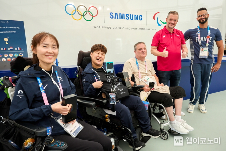 (왼쪽부터) 강선희, 정소영(이상 대한민국, 보치아), 커트 부스크 (Kurt Busk, 덴마크, 휠체어 럭비) 선수와 IPC 위원장 앤드류 파슨스(Andrew Parsons), 조르당 루스(Jordan Luce, 프랑스, 휠체어 농구) 선수가 2024 파리 올림픽·패럴림픽 선수촌에 마련된 삼성 올림픽 체험관에서 기념 촬영을 하고 있다. / 2024.08.27 (출처: 삼성전자)