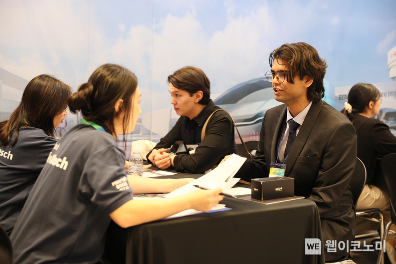 ‘2024 글로벌 탤런트 페어(Global Talent Fair) 채용관에서 구직자들이 상담을 진행하고 있다. / 2024.08.27 (출처: KOTRA)