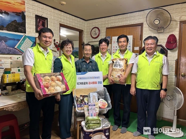 농신보 조은주 상무(왼쪽에서 2번째)와 동행봉사단이 국가유공자 윤박현씨와 기념 촬영을 하고 있다. / 2024.08.29 (출처: 농림수산업자신용보증기금)