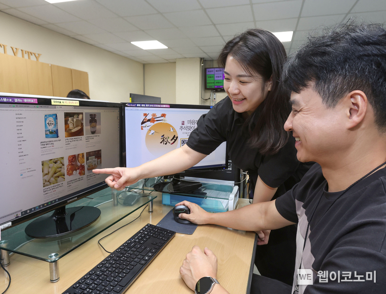 삼성 직원들이 '추석 맞이 온라인 장터'에서 제품을 구입하는 모습 / 2024.09.01 (출처: 삼성)