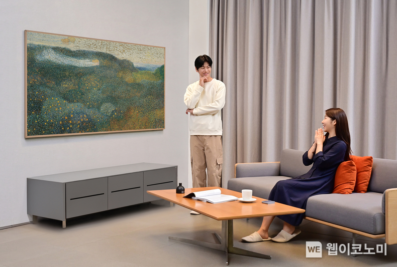 삼성전자 모델이 새롭게 출시한 '더 프레임' 전용 '아트 스토어'의 연간 멤버십으로 작품을 감상하고 있다. / 2024.09.03 (출처: 삼성전자)