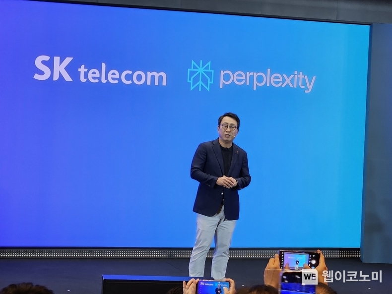 SK텔레콤 대표이사 영상 CEO는 美 ‘검색 유니콘’ 기업 퍼플렉시티와 4일 서울 SK텔레콤 사옥에서 공동 기자간담회를 열고 전통적인 키워드 검색에서 AI를 통한 ‘대화형’ 검색으로의 패러다임 변화를 이끌 것이라고 인사말을 하고 있다. / 2024.09.04 (출처: 웹이코노미 김영섭 기자)