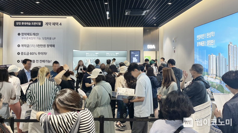 방문객들이 부산 양정 롯데캐슬 프론티엘의 견본주택을 둘러보고 있다 / 2024.09.04 (출처: 롯데건설)