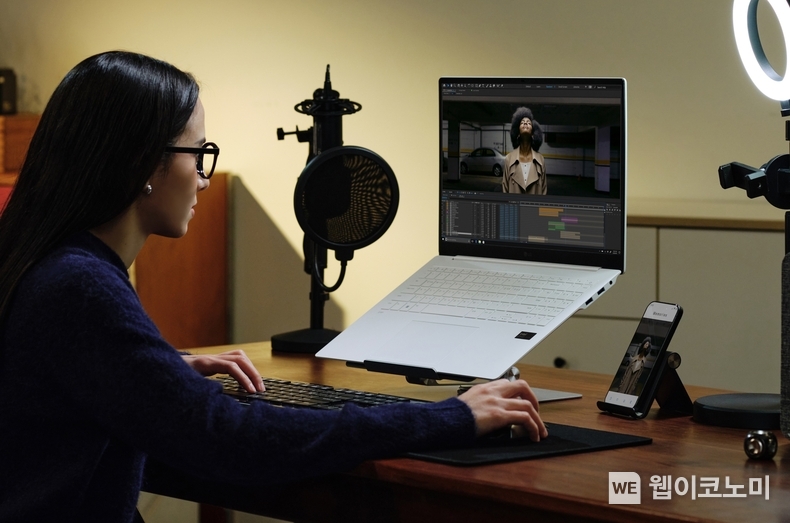  LG전자가 3일 열린 인텔(Intel)의 신제품 행사에서 차세대 프로세서를 탑재한 ‘LG 그램(gram)’을 공개했다. 이전 세대 대비 3배 더 강력해진 AI 처리 성능을 기반으로 초경량 프리미엄 노트북 리더십을 공고히 한다. 사진은 LG 그램 프로를 활용하는 모습 / 2024.09.04 (출처: LG전자)