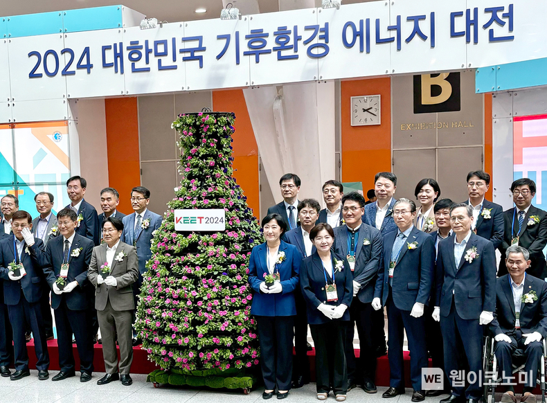 임기철 총장이 ‘2024 대한민국 기후환경 에너지 대전’ 개막식에 참석해 기념 촬영을 하고 있다. / 2024.09.05 (출처: GIST)