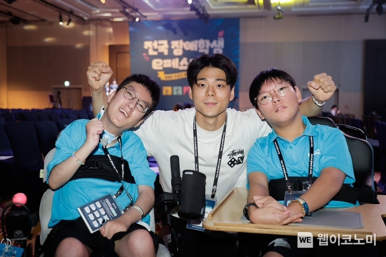 마구마구 리마스터 우승자 (왼쪽부터) 이승현(14살), 인솔교사 신용진, 곽현민(18살) / 2024.09.05 (출처: 넷마블문화재단)