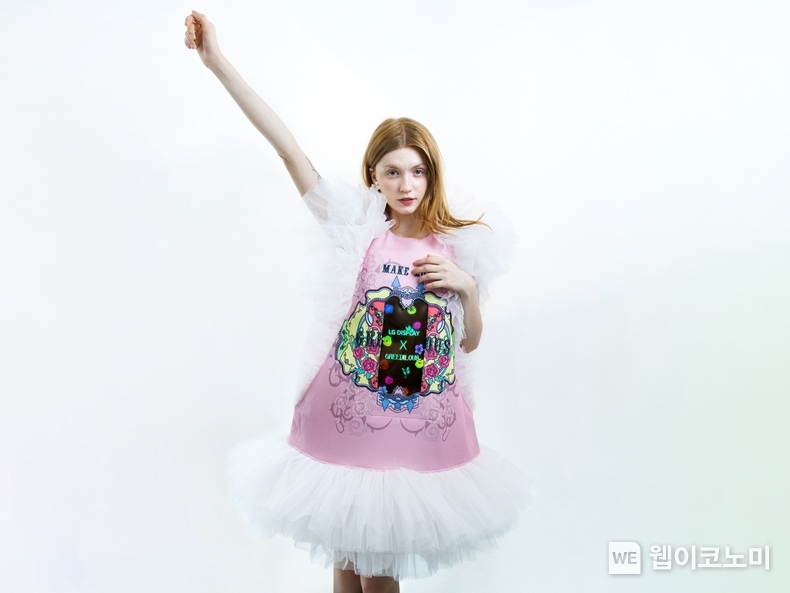 LG디스플레이가 '2025 S/S 서울패션위크'에서 스트레처블 디스플레이를 적용한 미래형 의류 및 가방 콘셉트를 선보인다. 사진은 패션 모델이 상의 중앙에 스트레처블 디스플레이가 적용된 의류 콘셉트(박윤희 디자이너)를 착용하고 있는 모습. / 2024.09.05 (출처:: LG디스플레이)