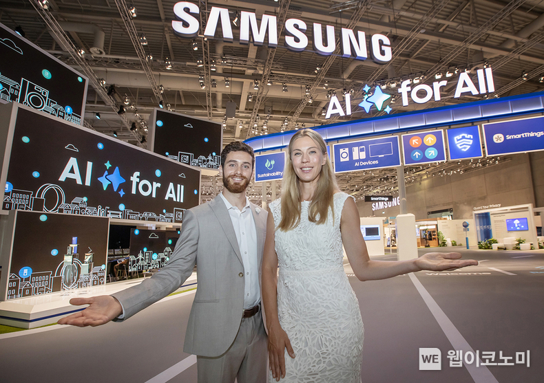 오는 6일부터 10일(현지시간) 'IFA 2024'가 열리는 독일 베를린 '메세 베를린(Messe Berlin)'의 '시티큐브 베를린(City Cube Berlin)' 에 위치한 삼성전자 전시관 입구에서 삼성전자 모델이 전시 주제인 '모두를 위한 AI(AI for All)'를 소개하고 있다. / 2024.09.05 (출처: 삼성전자)