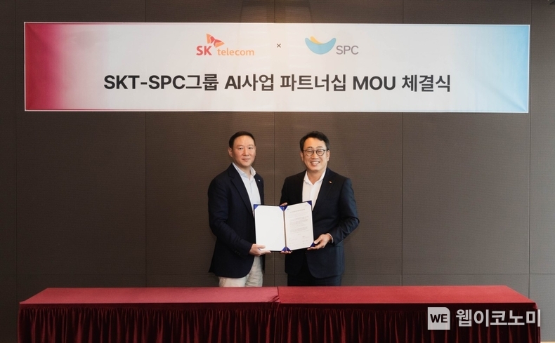 SPC 그룹 허희수 부사장(왼쪽)과 SKT 유영상 CEO가 MOU를 마친 후 기념 촬영하는 모습 / 2024.09.09 (출처: SPC그룹)
