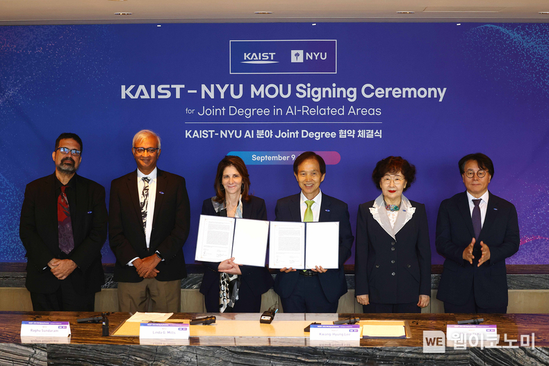 (왼쪽부터) 엘리엇 보렌스타인 NYU 부총장, 라구 선다람 NYU 부총장, 린다 밀스 NYU 총장, 이광형 KAIST 총장, 김명자 KAIST 이사장, 여현덕 KAIST G-SCHOOL 원장 / 2024.09.09 (출처: KAIST)