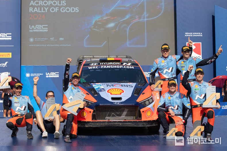 현대자동차 월드랠리팀, 2024 WRC 그리스 랠리 석권 쾌거. 현대차는 9월 5일(목)부터 9월 8일(일, 현지시간)까지 그리스 라미아(Lamia)에서 열린 ‘2024 WRC(World Rally Championship)’ 시즌 10라운드에서 현대차 월드랠리팀 참가선수 전원이 1, 2, 3위를 석권하는 트리플 포디움을 달성했다고 9일(월) 밝혔다. 2024 WRC 그리스 랠리에서 트리플 포디움을 달성한 현대 월드랠리팀 시상식 장면 / 2024.09.09 (출처: 현대자동차)