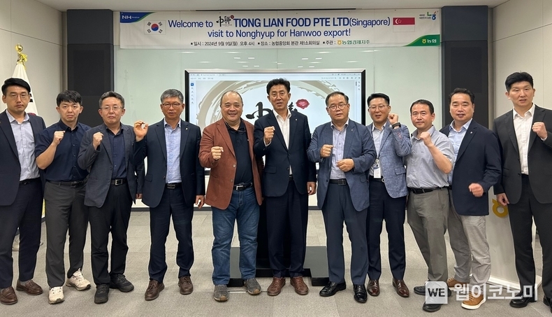 9일 서울시 중구 농협중앙회 본관에서 열린 한우수출을 위한 간담회 후 김용관 서귀포시축산농협 조합장, Benson Teo TIONG LIAN FOOD社 회장, 김용욱 합천축협 조합장, 이찬호 농협경제지주 축산기획유통본부장(사진 왼쪽 네 번째부터) 등 참석자들이 기념촬영을 하고 있다. / 2024.09.10 (출처: 농협경제지주)