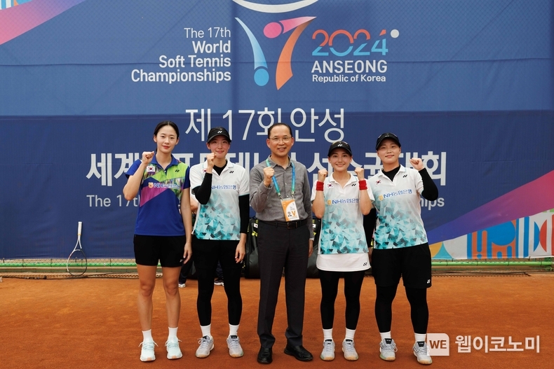 (맨 왼쪽부터) 이정운, 임진아, NH농협은행 박병규 수석부행장, 이민선, 문혜경 선수가 기념사진 촬영을 하고 있다. / 2024.09.10 (출처: NH농협은행)