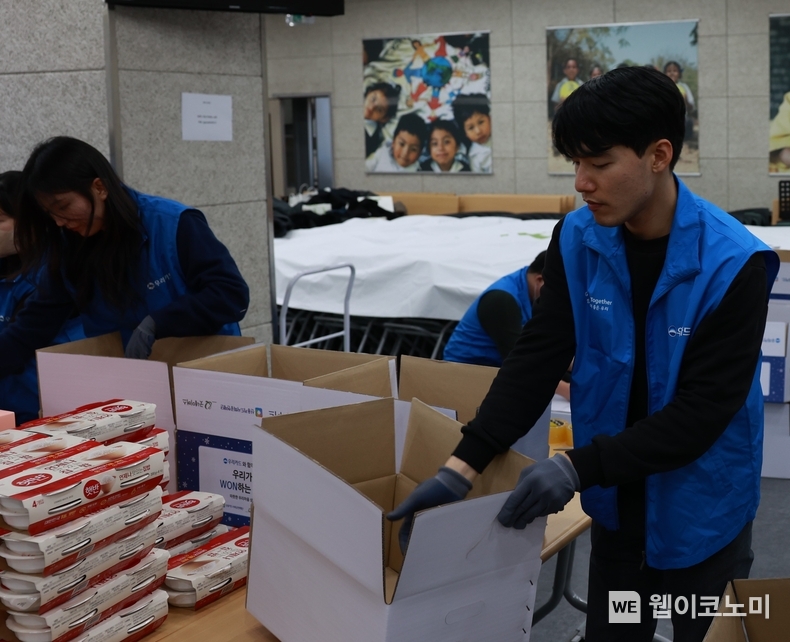 우리카드 임직원 자원봉사단이 꾸러미 상자를 포장하고 있다 / 2024.09.11 (출처: 우리카드)