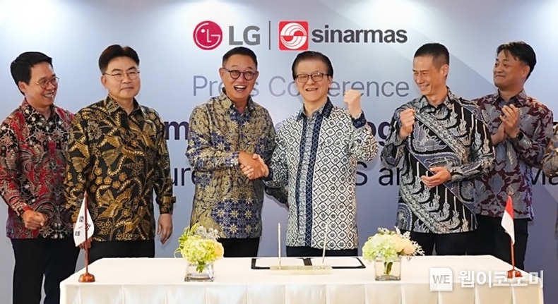LG CNS 현신균 대표(왼쪽 세번째)와 시나르마스 프랭키 우스만 위자야 회장(왼쪽 네번째)이 LG 시나르마스 출범식에서 기념촬영하는 모습. / 2024.09.11 (출처: LG CNS)