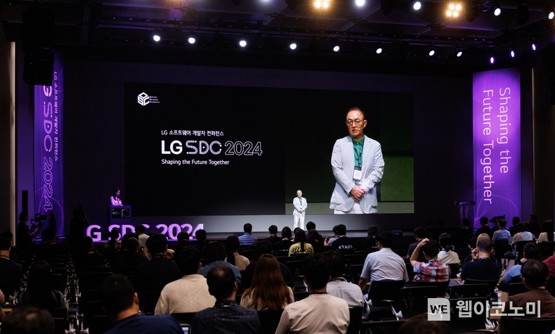 LG전자 CTO부문 박인성 SW센터장(전무)이 9일 서울 강서구 LG사이언스파크에서 열린 'LG 소프트웨어 개발자 콘퍼런스 2024(LG SDC 2024)'에서 환영사를 하고 있다. / 2024.09.11 (출처: LG전자)