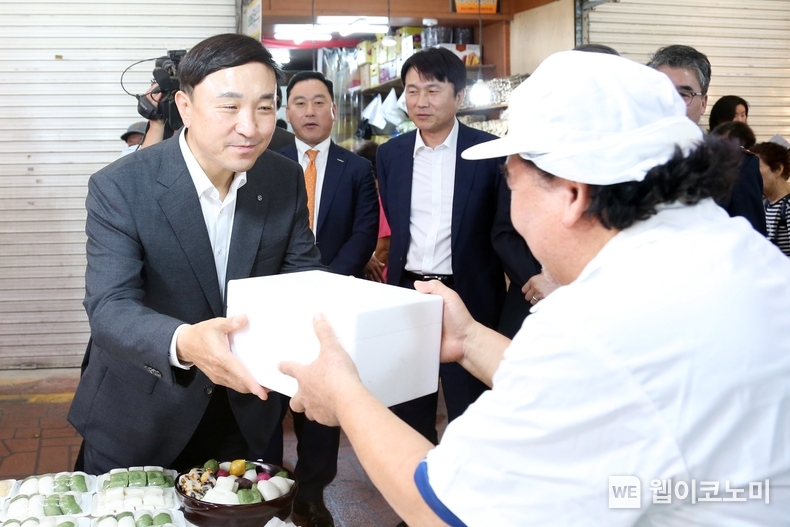 신한카드(사장 문동권)는 금융감독원(원장 이복현)과 함께 추석 명절을 앞두고 어려움을 겪는 취약계층과 전통시장 소상공인을 돕기 위한 ‘추석 나눔 행사’를 진행했다고 11일 밝혔다. 이날 추석 나눔 행사에 참석한 문동권 신한카드 사장이 물품을 구매하고 있다. / 2024.09.11 (출처: 신한카드)
