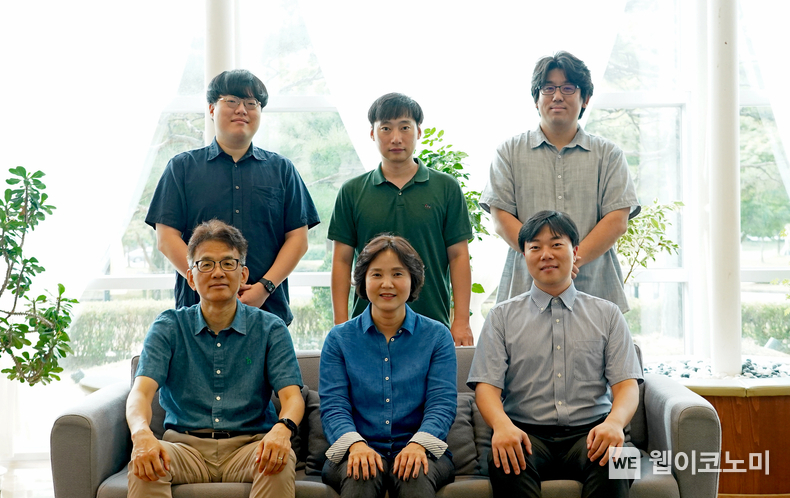(앞줄 왼쪽부터) GIST 반도체공학과 이동선 학과장, 과제책임자 신현진 교수, 과제실무자 윤훈한 교수, 정현호 교수, 이일민 교수, 강동호 교수 / 2024.09.12 (출처: 광주과학기술원)