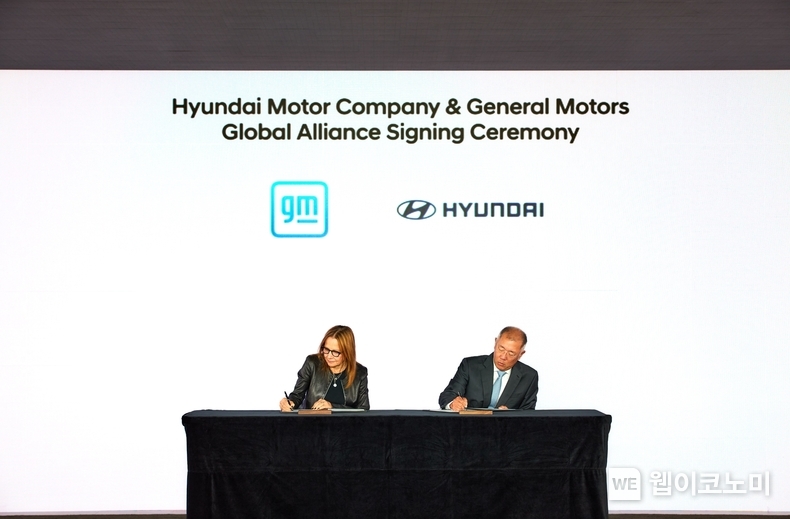 현대자동차-美 제네럴 모터스(GM), 포괄적 협력 위한 MOU 체결. 美 제네럴 모터스(General Motors, GM)와 현대자동차가 포괄적 협력을 위한 업무협약(MOU)을 체결했다. (왼쪽부터) 메리 바라(Mary Barra) GM 회장 겸 CEO와 정의선 현대차그룹 회장이 협약서에 서명을 하고 있는 모습 / 2024.09.12 (출처: 현대자동차)