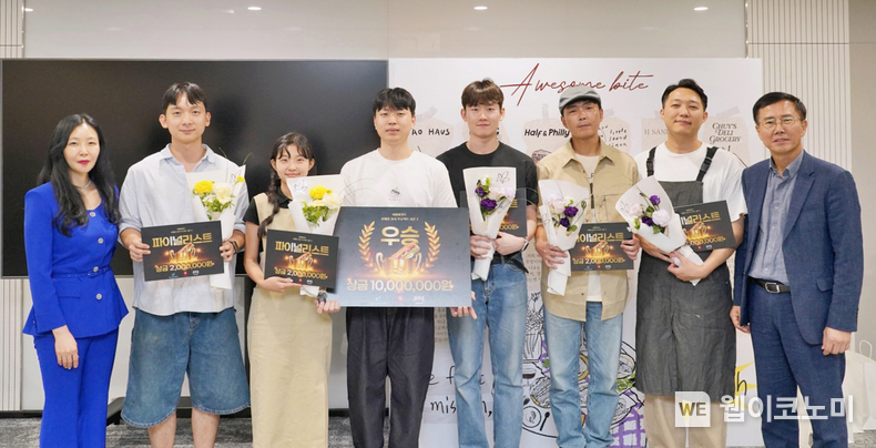 어썸바잇트 최종 품평회 단체 기념사진 여명랑 롯데웰푸드 푸드사업부장(가장 왼쪽), 박치형 동반위 운영처장(가장 오른쪽) / 2024.09.12 (출처: 롯데웰푸드)