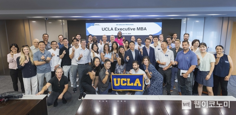 SK텔레콤(대표이사 CEO 유영상)은 지난 11일 미국 로스앤젤레스 캘리포니아대학(UCLA) eMBA(Executive MBA) 학생들과 교수진 40여 명이 SKT의 글로벌 AI 사업 혁신 전략에 대해 배우기 위해 SKT 사옥을 찾았다고 12일 밝혔다. UCLA MBA 학생들과 교수진이 SK T타워에서 단체 기념사진을 촬영하고 있는 모습 / 2024.09.12 (출처: SK텔레콤)