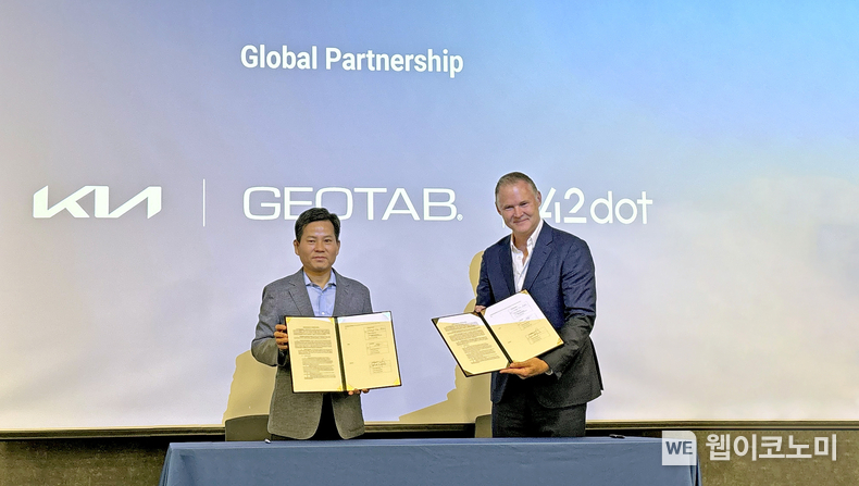 기아-포티투닷(42dot)-지오탭(Geotab) PBV 차량관제 시스템 개발 위한 MOU 체결. 기아는 최근 캐나다에 위치한 지오탭 본사에서 기아 PBV사업부장 김상대 전무, 지오탭 최고매출책임자(CRO) 루이스 더 용(Louis De Jong) 등 주요 관계자들이 참석한 가운데 ‘PBV 차량관제 시스템 개발을 위한 업무협약(MOU)’을 체결했다고 13일(금) 밝혔다. (왼쪽부터) 기아 PBV 사업부장 김상대 전무, 지오탭 최고매출책임자(CRO) 루이스 더 용(Louis De Jong)이 ‘PBV 차량관제 시스템 개발을 위한 업무협약(MOU)’ 체결식에서 기념사진을 촬영하는 모습 / 2024.09.13 (출처: 기아)