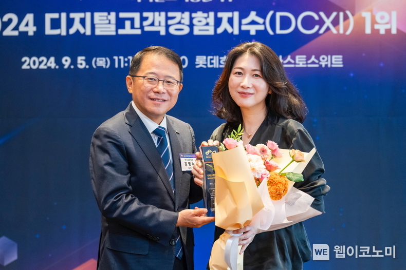 9월 5일 서울 소공동 롯데호텔에서 진행된 '디지털 고객 경험지수(DCXI)' 인증 수여식에서 한국표준협회 강명수 회장(왼쪽)과 삼성전자 이보나 상무(오른쪽)가 기념 촬영을 하고 있다. / 2024.09.13 (출처: 삼성전자)