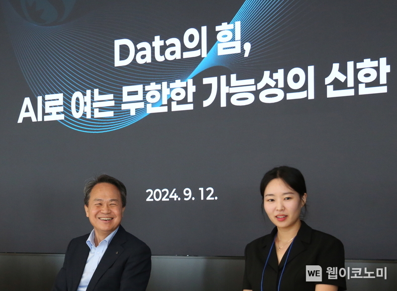 신한금융그룹(회장 진옥동)은 12일 서울 여의도에 위치한 TP타워에서 진옥동 회장과 신한투자증권 AI 및 Data 담당 직원들이 그룹의 디지털 혁신에 대해 자유롭게 논의하는 ‘AD(AI·Data) 캔미팅’을 진행했다고 13일 밝혔다. 이날 행사에 참석한 (사진 왼쪽)신한금융그룹 진옥동 회장이 직원들과 이야기를 나누고 있다. / 2024.09.13 (출처: 신한금융그룹)